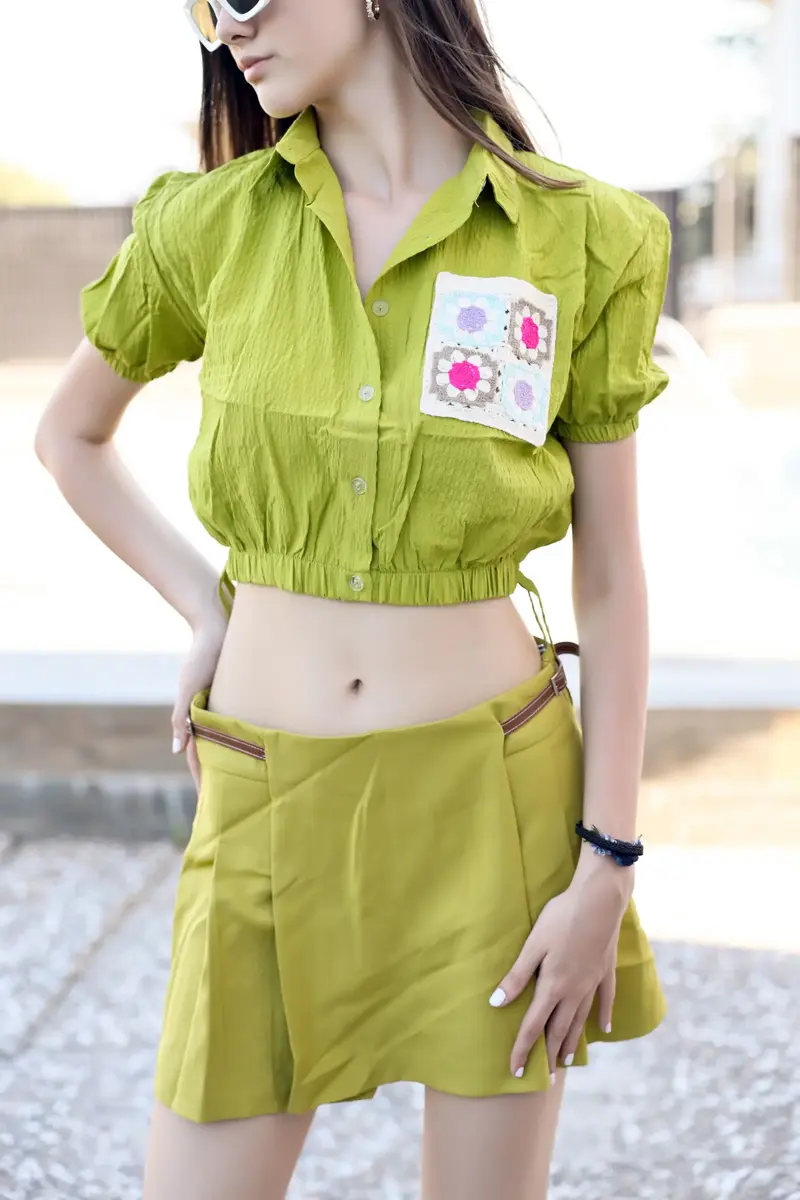 Yağ Yeşili Crop Gömlek &amp; Pileli Mini Etek Kombin Görseli