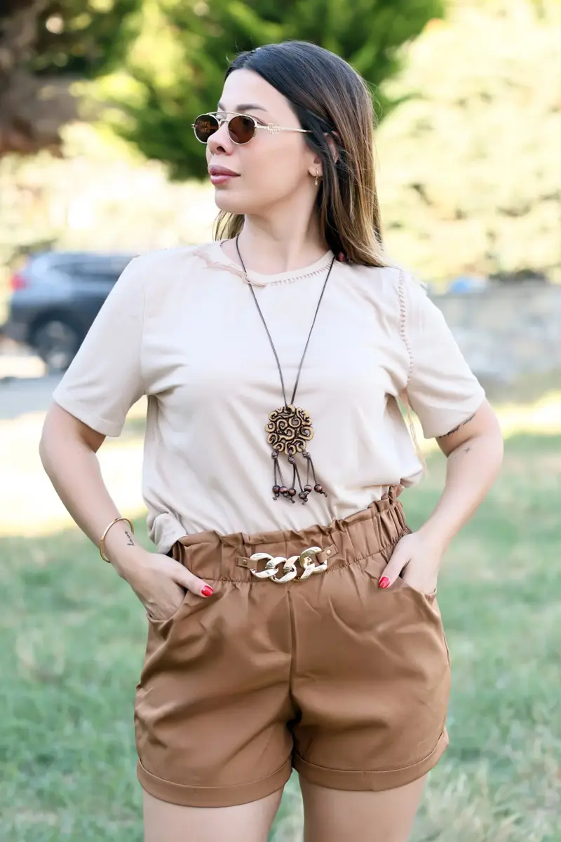 Bej Basic Tişört &amp; Taba Zincir Detaylı Şort Kombin Görseli