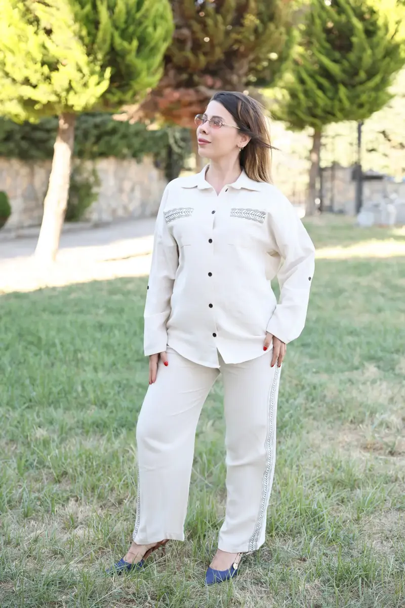 Ekru Yaprak Nakış Detaylı Pantolon Takım Görseli