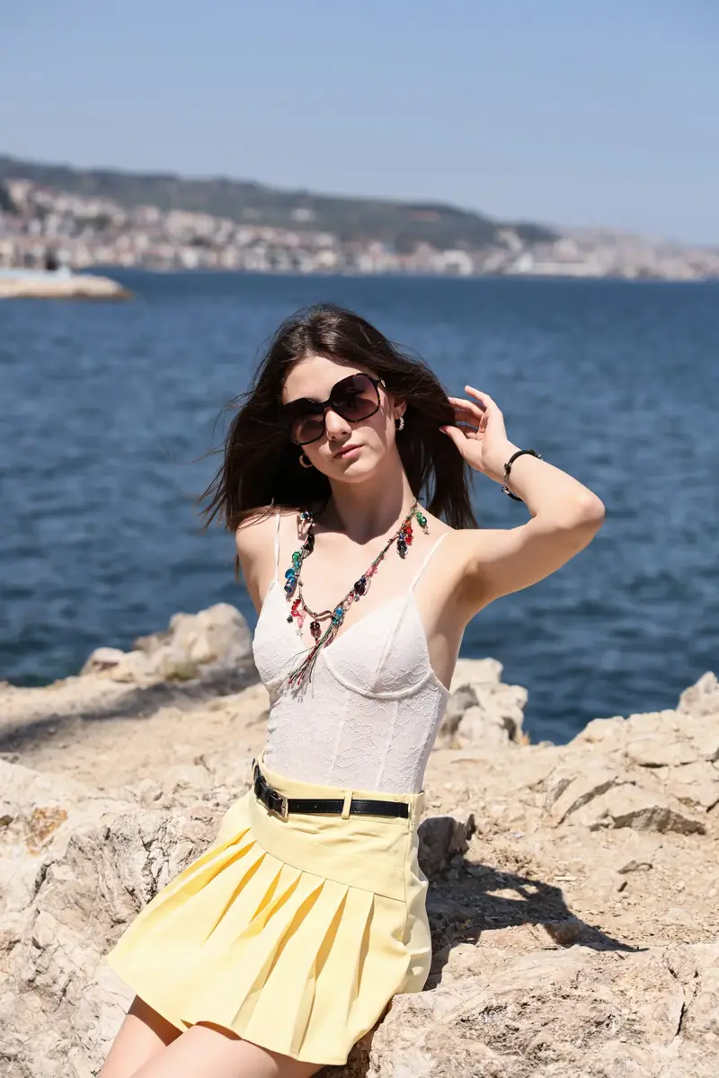 Ekru Dantel Bodysuit &amp; Sarı Pileli Mini Etek Kombin Görseli