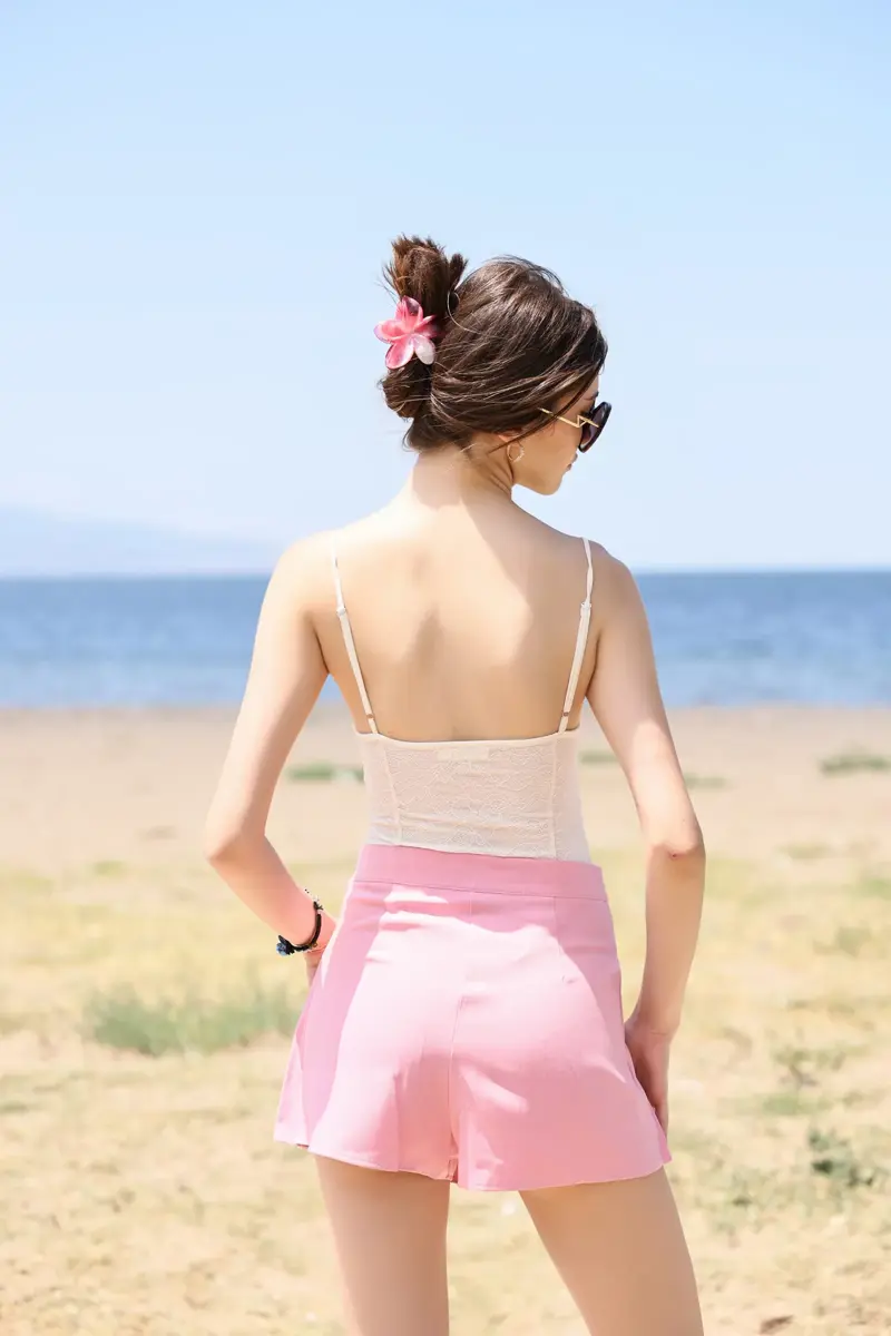 Ekru Dantel Bodysuit &amp; Pembe Pileli Mini Etek Kombin Görseli