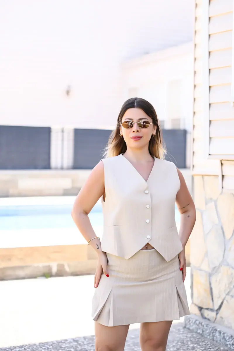 Bej Yelekli Pileli Etek Takım Görseli