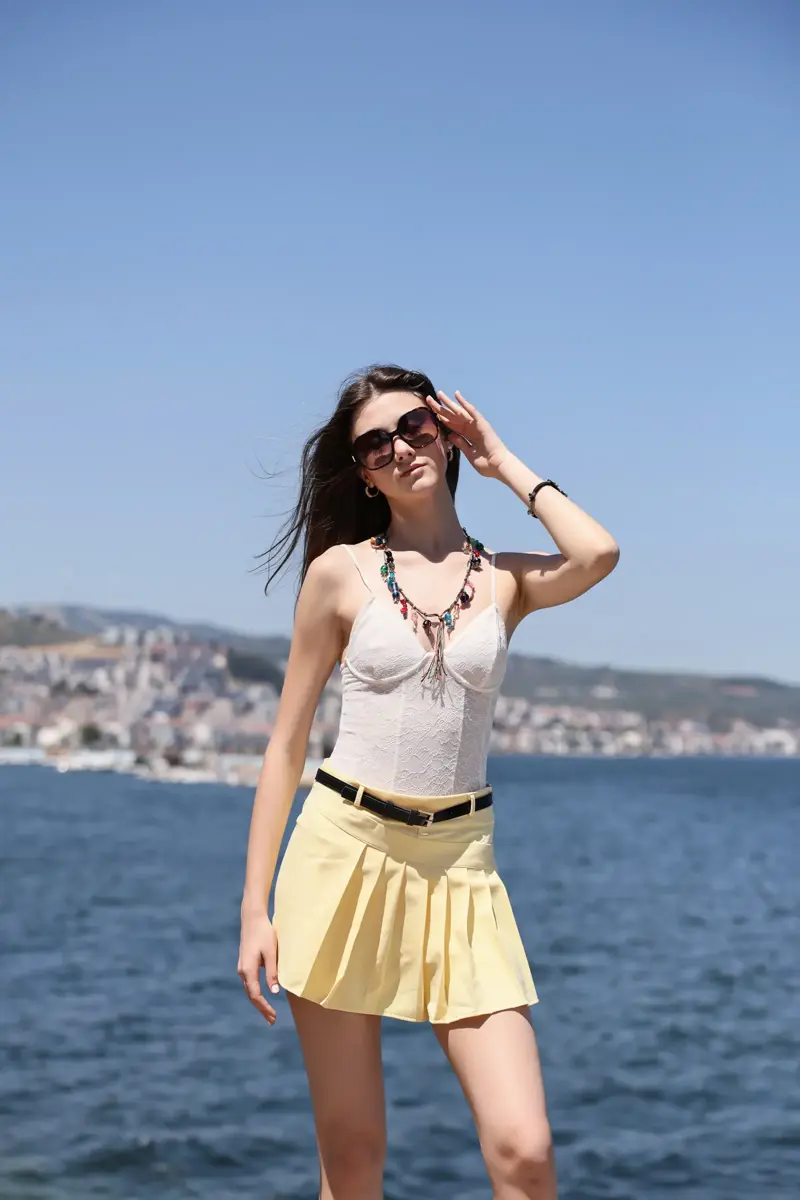 Ekru Dantel Bodysuit &amp; Sarı Pileli Mini Etek Kombin Görseli